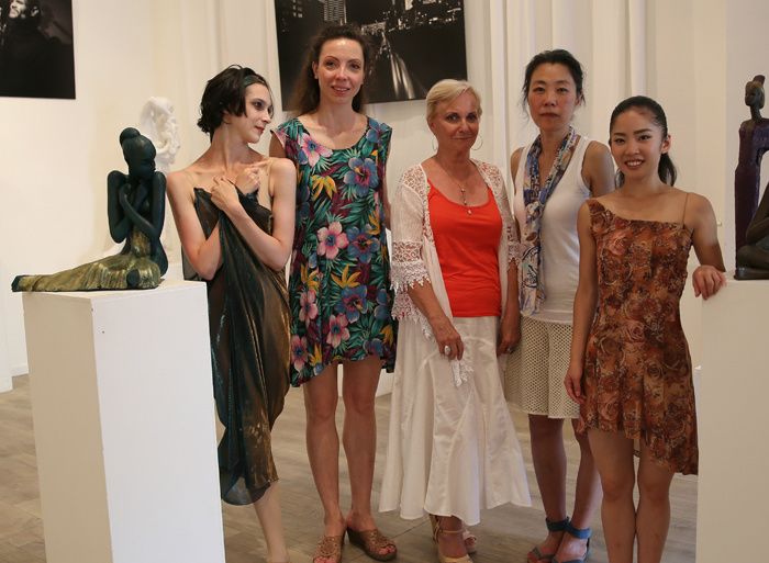 Dans la Galerie Gaston de Luppé à Arles, le dimanche 12 juillet 2015, de gauche à droite : 'La Pudique' (sculpture de Cris PEREBY), Emmanuelle KLEIN (danseuse interprète de 'La Pudique'), Alice PSAROUDAKI (chorégraphe et conceptrice des costumes de 