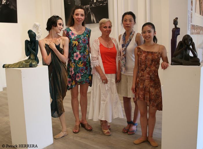 Dans la Galerie Gaston de Luppé à Arles, le dimanche 12 juillet 2015, de gauche à droite : 'La Pudique' (sculpture de Cris PEREBY), Emmanuelle KLEIN (danseuse interprète de 'La Pudique'), Alice PSAROUDAKI (chorégraphe et conceptrice des costumes de 